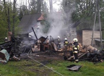 Pożar zabudowań gospodarczych w Leśnicy (zdjęcia)