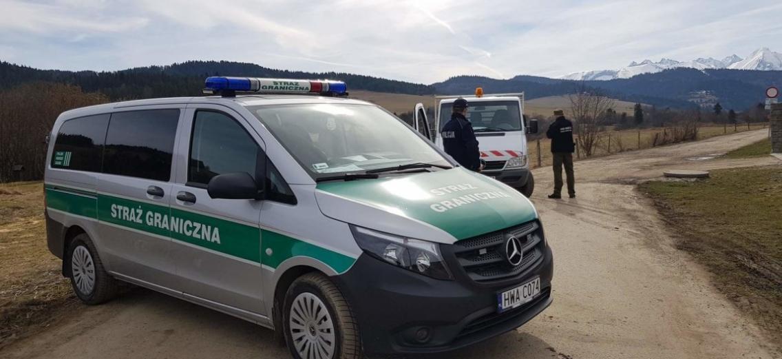 Przebiegli przez granicę w Kacwinie - zostali ukarani mandatem i przekazani policji na Słowacji