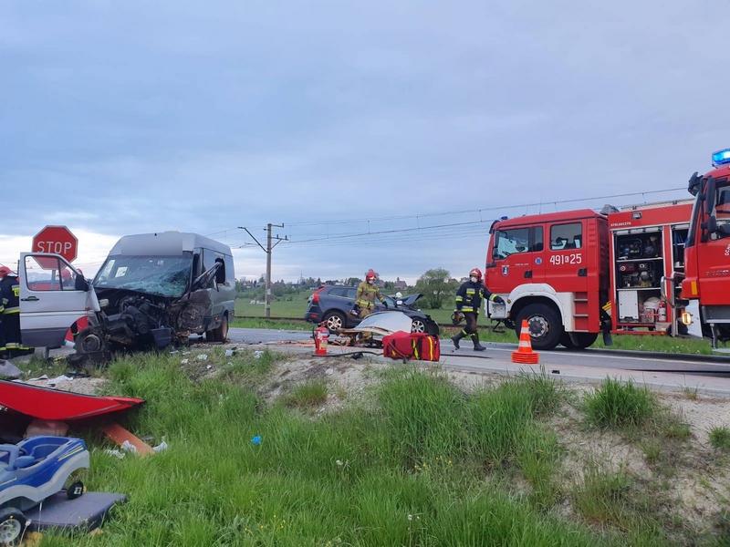 Bardzo groźne zderzenie busa z osobówką na zakopiance (zdjęcia)