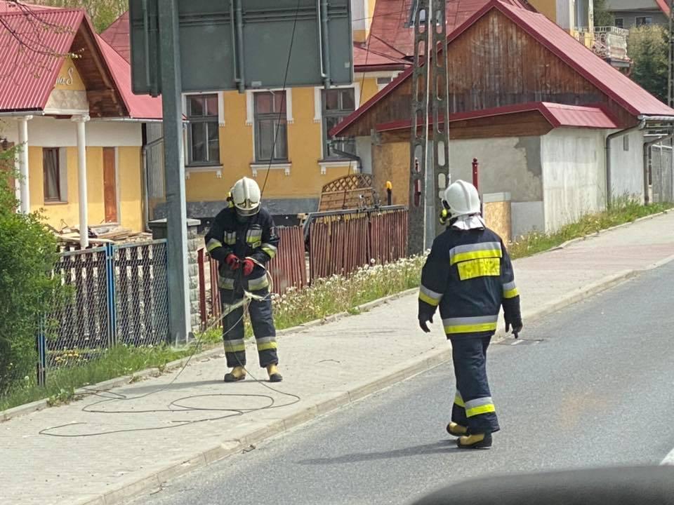 Zerwane kable nad drogą (zdjęcia)