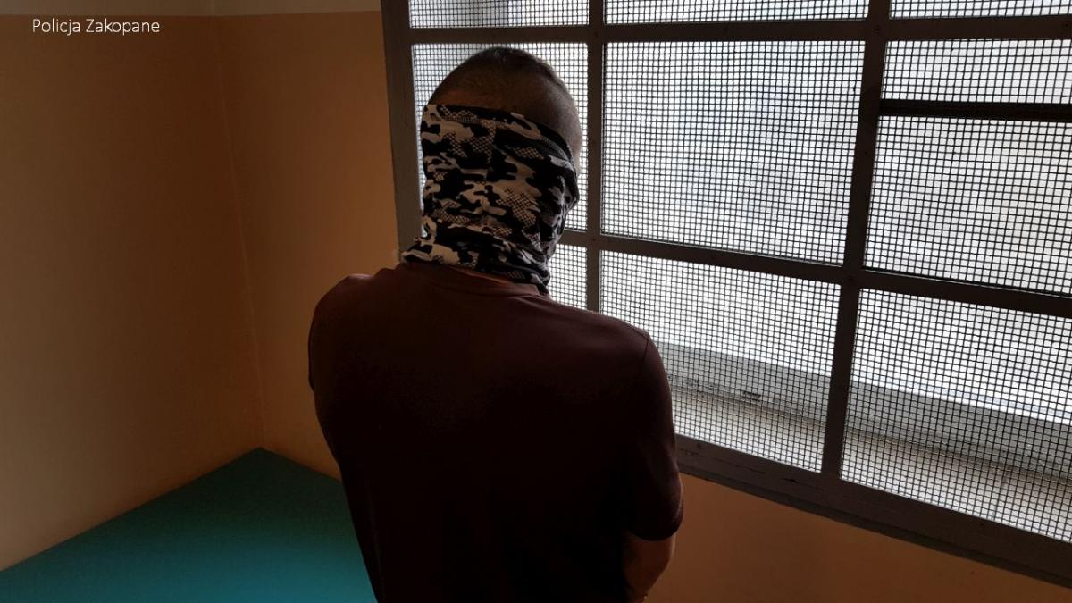 Przedmiotem przypominającym broń palną sterroryzował ekspedientkę żądając  pieniędzy