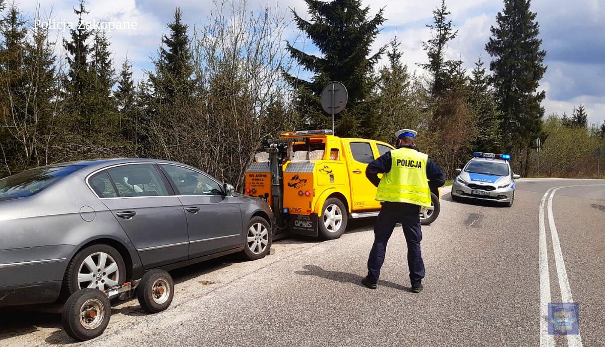 Utracone prawo jazdy i  odholowane nieprawidłowo zaparkowane pojazdy z drogi do Morskiego Oka