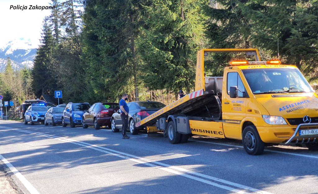 Tatrzańska policja konsekwentnie odholowuje kolejne samochody