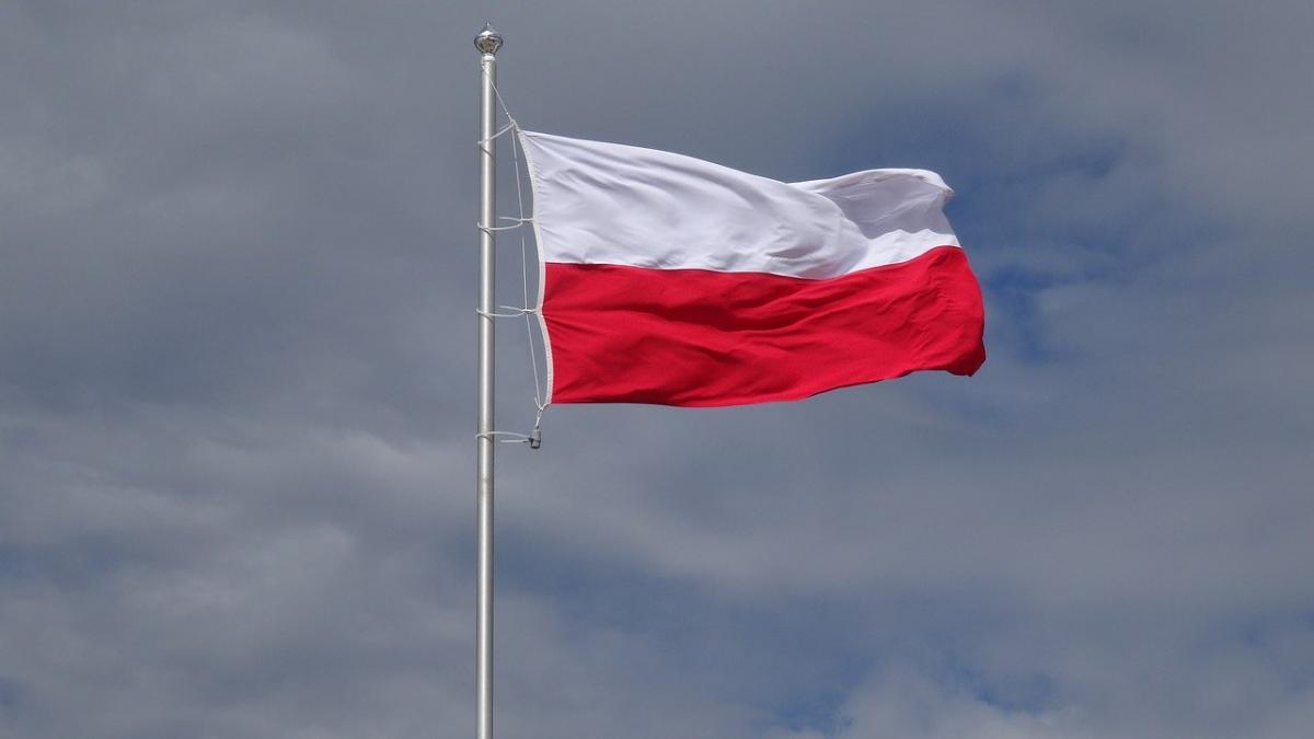Drugi maja jest w Polsce oficjalnie obchodzony jako Dzień Flagi Rzeczypospolitej Polskiej.
