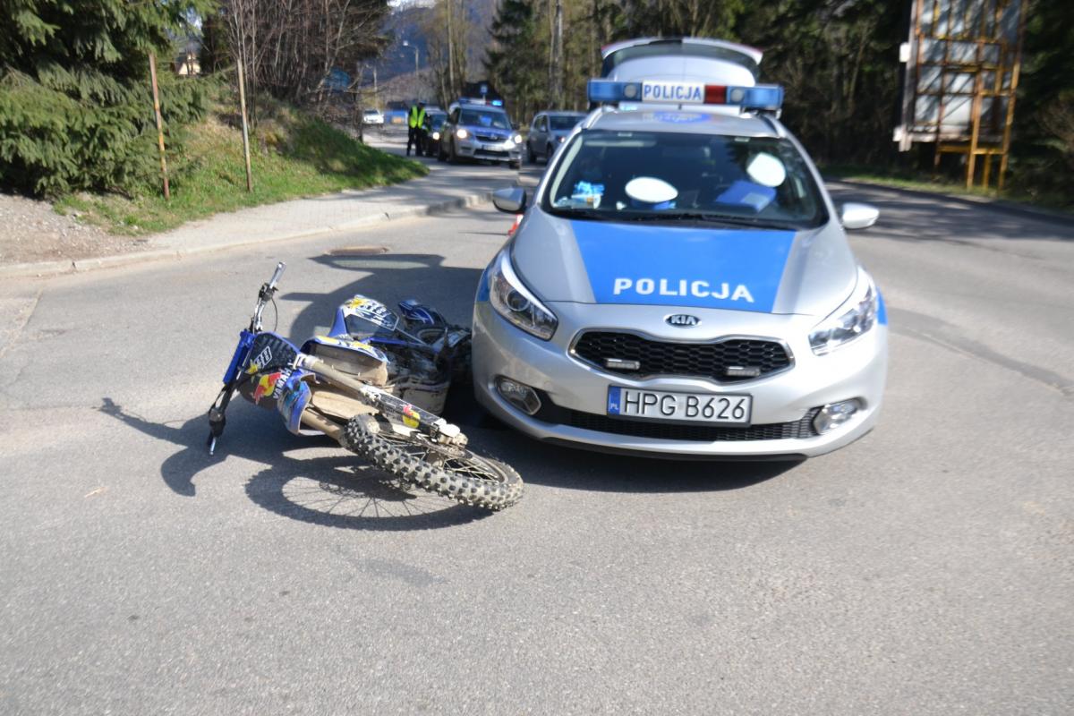 Policja podaje szczegóły pościgu - crossem uciekał nastolatek bez uprawnień, pasażerka była bez kasku