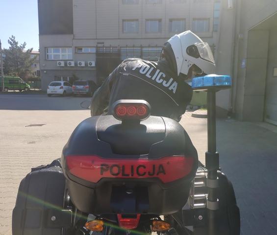 Nowotarscy policjanci gotowi do służby na motocyklach