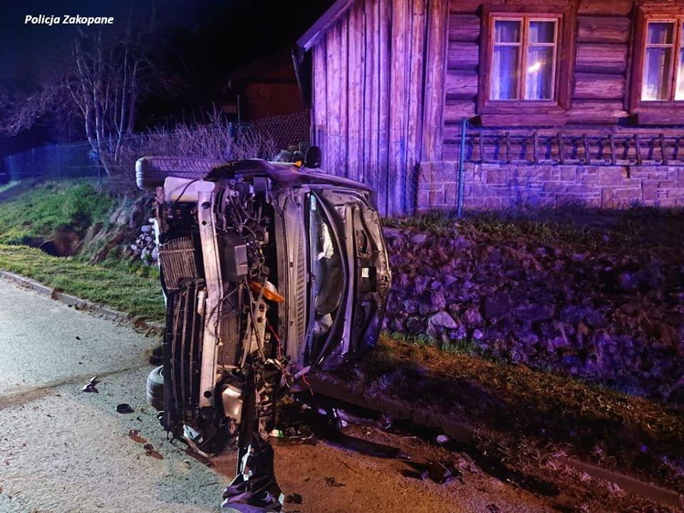 Pijany kierowca doprowadził do dachowania samochodu(zdjecia)