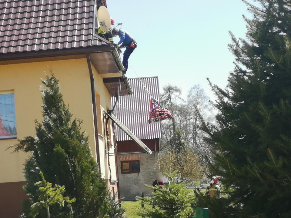 Strażacy wraz z ratownikami GOPR pomogli bezpiecznie przetransportować rannego mężczyznę
