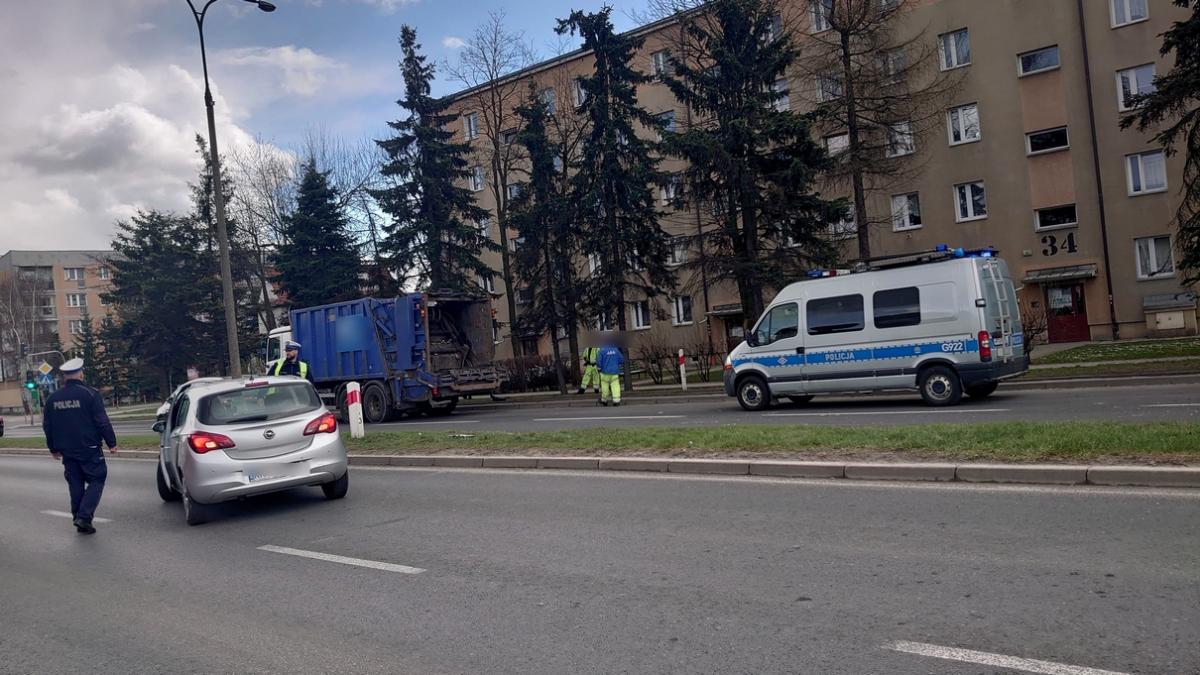 Samochód osobowy wypadł z drogi na przeciwległy pas (zdjęcia)