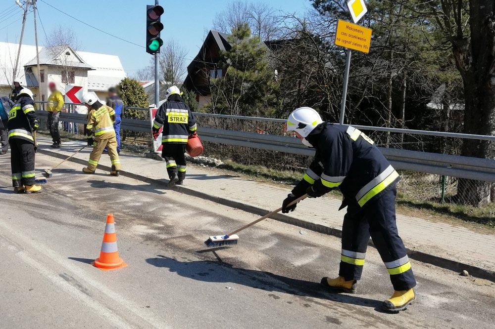 Koniówka. Strażacy usunęli plamę oleju (zdjęcia)