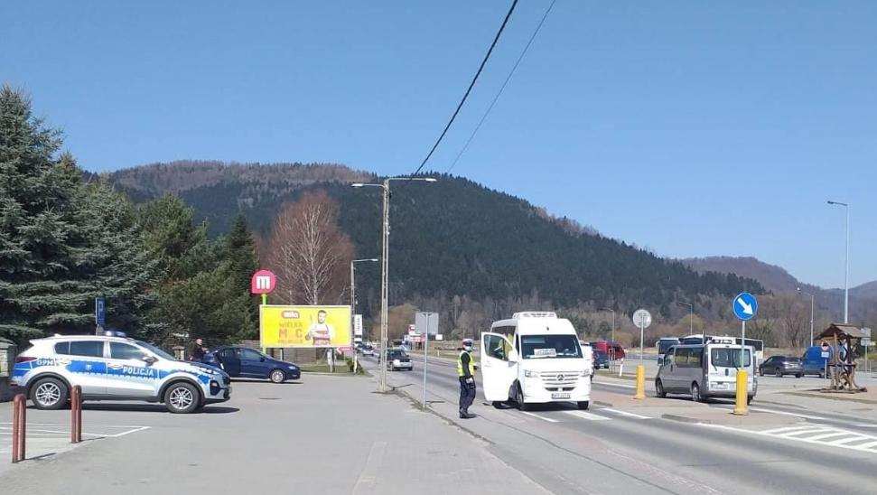 Dodatkowe patrole, kontrole i działania funkcjonariuszy po wprowadzeniu nowych obostrzeń (zdjęcia)