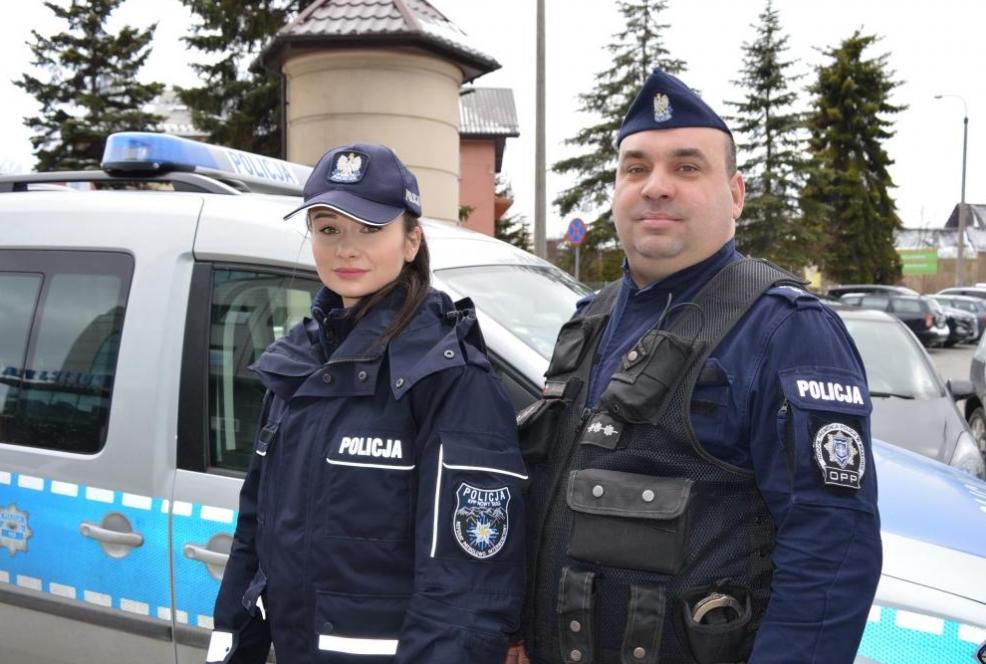 Policjanci z Oddziału Prewencji Policji w Krakowie pomagają nowotarskim policjantom w sprawdzaniu osób objętych kwarantanną