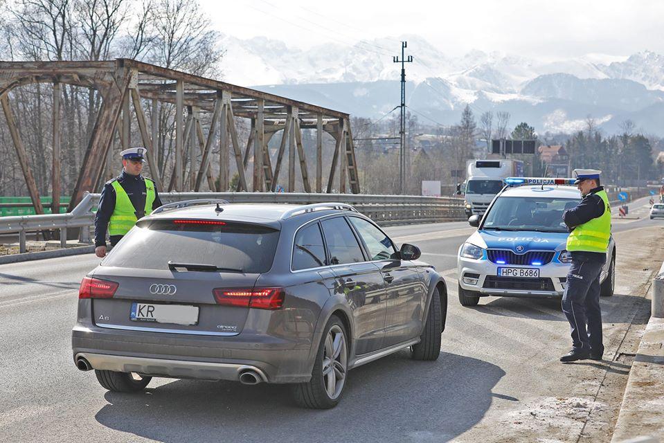 Tatrzańscy policjanci informują i egzekwują przepisy - mandaty za przemieszczanie się bez koniecznej potrzeby