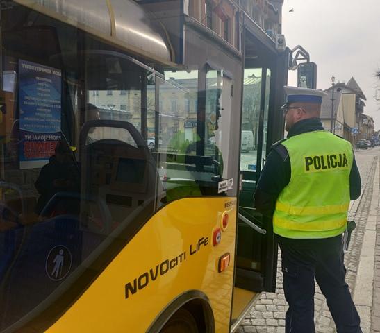 Przeczytaj, zanim wyjdziesz z domu- policjanci sprawdzają przestrzeganie zasad bezpieczeństwa
