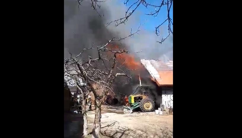 Pożar garażu i budynku mieszkalnego w Rabie Wyżnej (zdjęcia i film)
