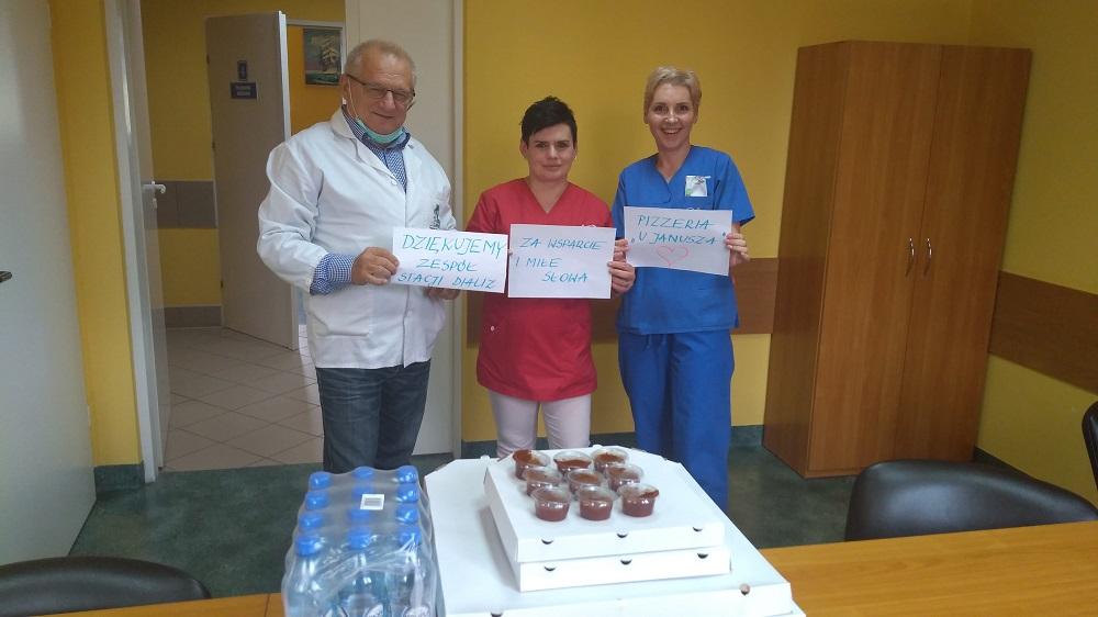Darmowa pizza dla pracowników Centrum Dializ w Zakopanem - personel medyczny dziękuje Pizzerii u Janusza