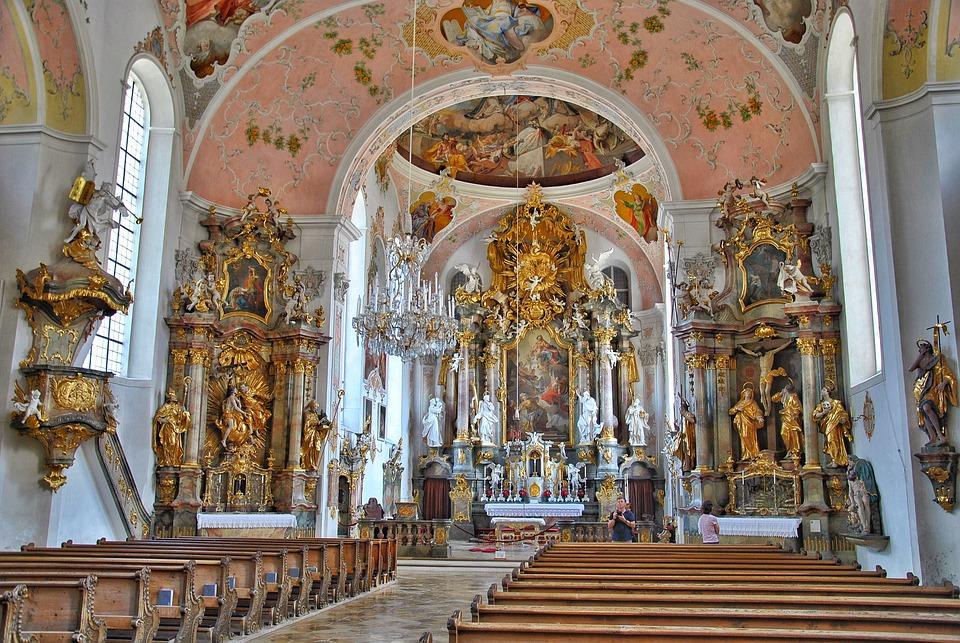 Abp. Marek Jędraszewski i bp. Andrzej Jeż apelują o pozostanie w domach i korzystanie z transmisji nabożeństw