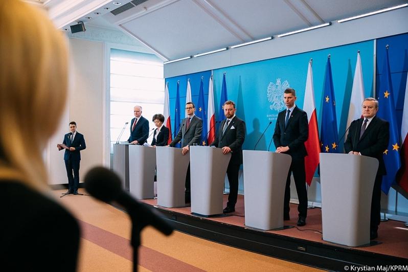 Premier podjął decyzję o zamknięciu wszystkich placówek oświatowych i szkół wyższych