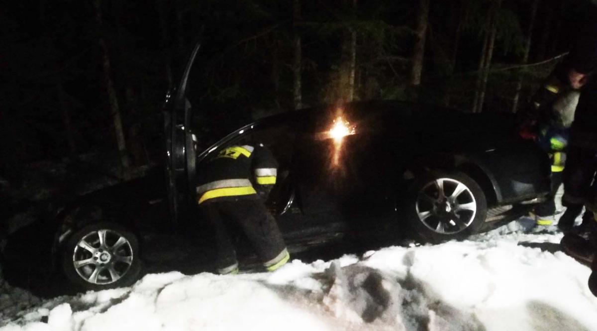 BMW wypadło z drogi na Rajsztagu - interweniowali strażacy