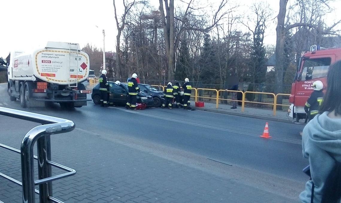 Groźne zderzenie samochodów w Jabłonce