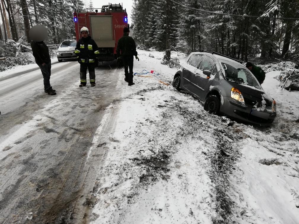 Na Cyrhli samochód osobowy wypadł z drogi (zdjęcia)