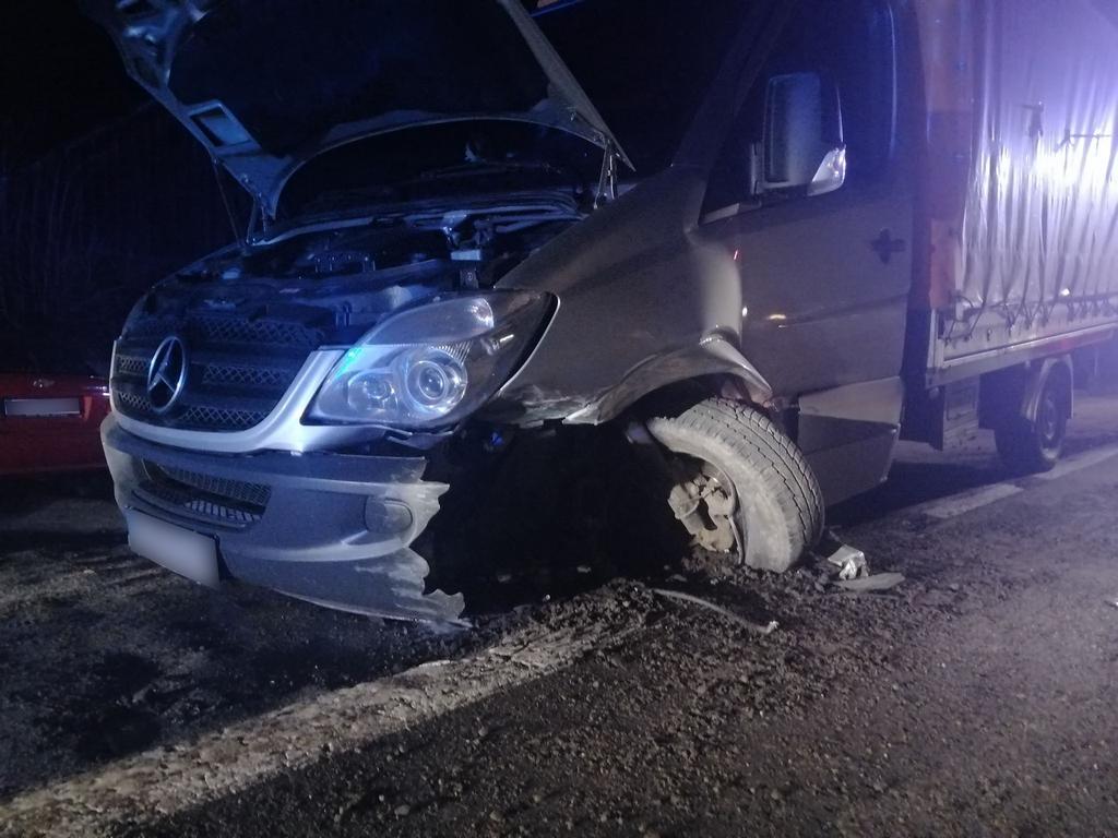 Groźne zderzenie samochodów w Ostrowsku (zdjęcia)