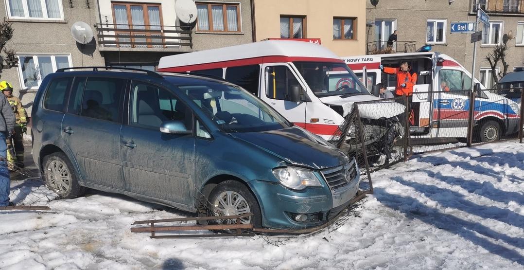 Zderzenie busa z samochodem osobowym w Nowym Targu na ul. Św. Anny (zdjęcia)