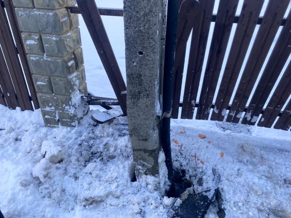 Lipnica Wielka - samochodem osobowym w słup (zdjęcia)