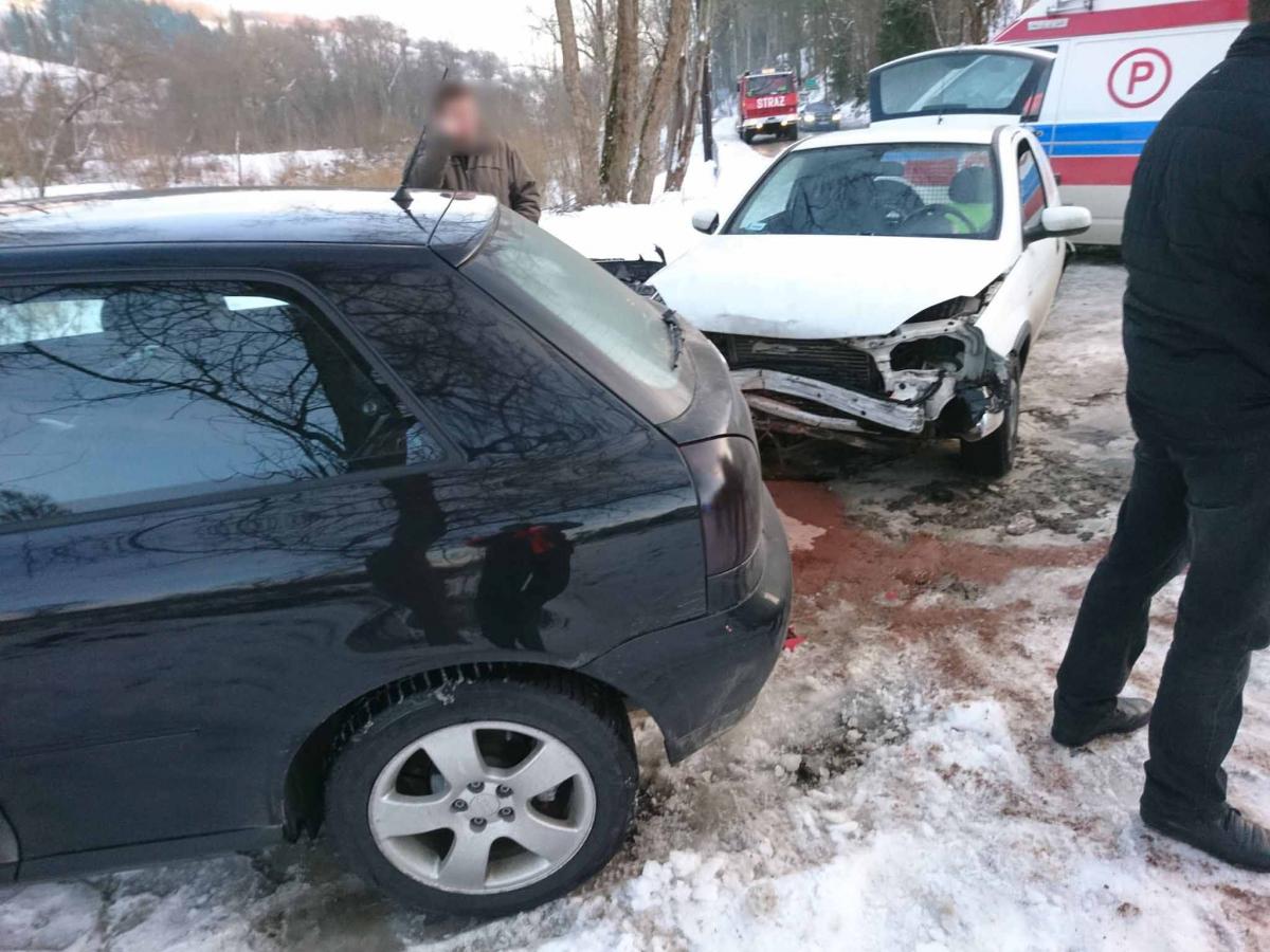 Zderzenie dwóch samochodów na granicy Rabki i Ponic (zdjęcia)