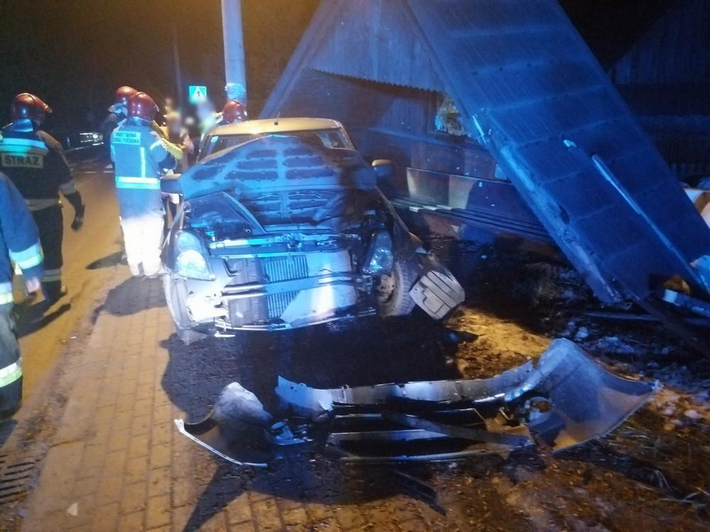 Koniówka. Samochód staranował wiatę przystankową - mogło dojść do tragedii (zdjęcia i filmy)