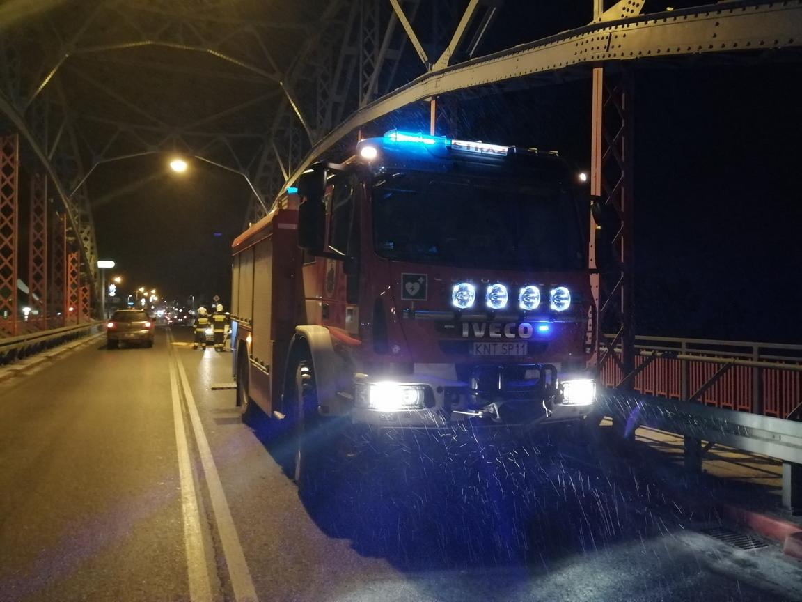 Plama oleju na moście w Czarnym Dunajcu (zdjęcia)