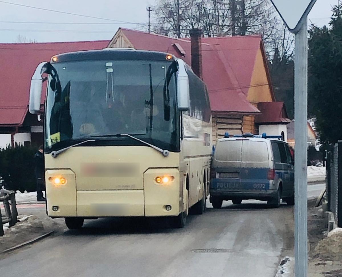Kolizja autobusu i policyjnego busa w Szaflarach