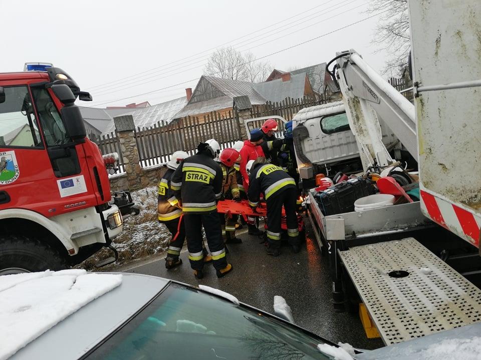 Zderzenie autobusu, podnośnika i samochodu osobowego - groźny wypadek w Miętustwie (zdjęcia)