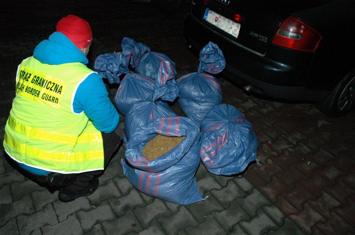 Jabłonka. Nielegalny tytoń w samochodzie