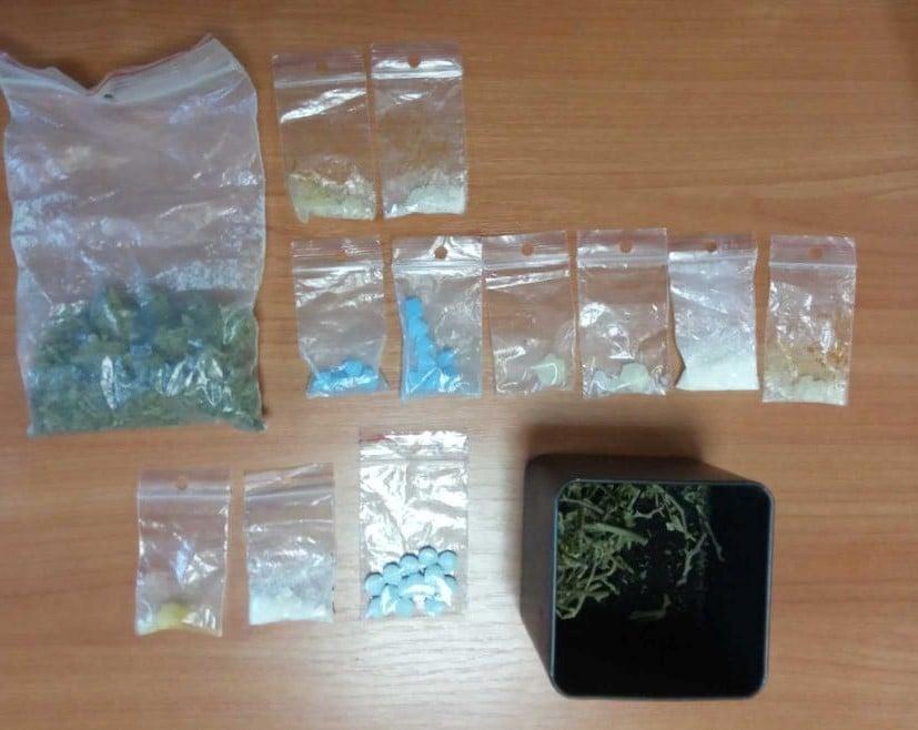 Nietrzeźwy kierujący, mający zakaz prowadzenia pojazdów z narkotykami w kieszeni