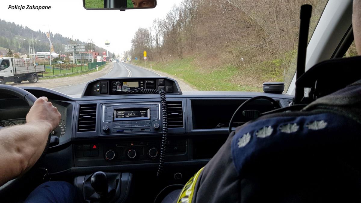 Poronin. Policjanci pomogli poparzonemu mężczyźnie w szybkim dotarciu do szpitala
