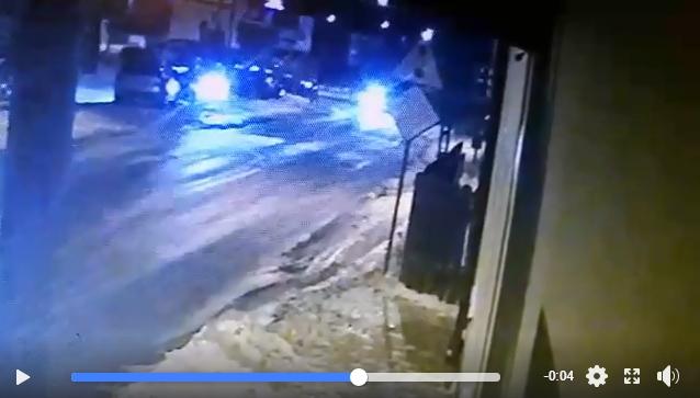 Mamy nagranie zderzenia dwóch samochodów na skrzyżowaniu w Czarnym Dunajcu