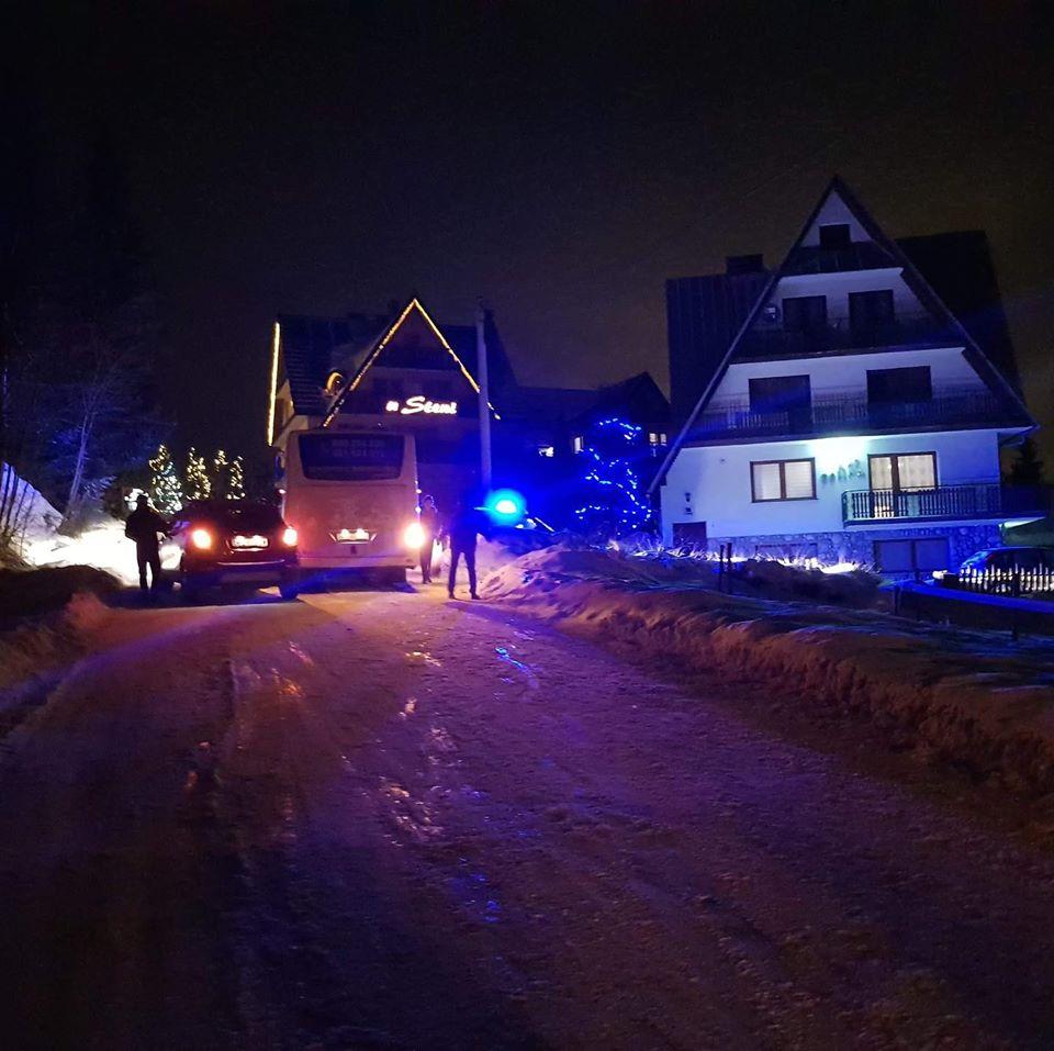 Przez trudne warunki atmosferyczne  i kolizje policja zamknęła wieczorem drogę z Bukowiny do Gliczarowa. (zdjęcia)