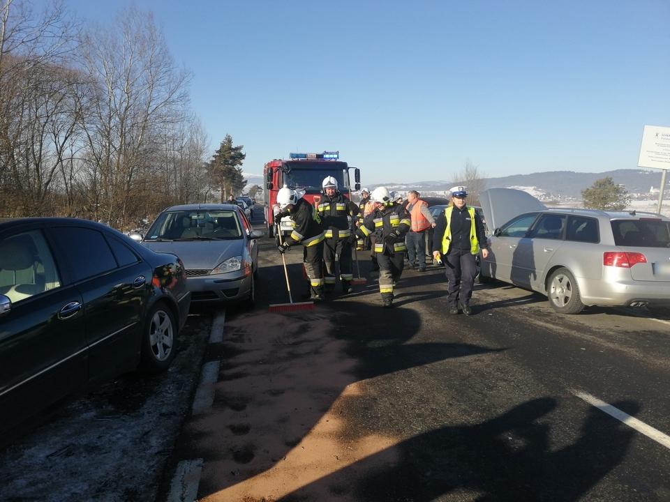 Zderzenie siedmiu samochodów w Piekielniku (zdjęcia)
