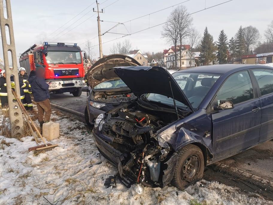 Czołowe zderzenie dwóch samochodów osobowych w Chabówce (zdjęcia)