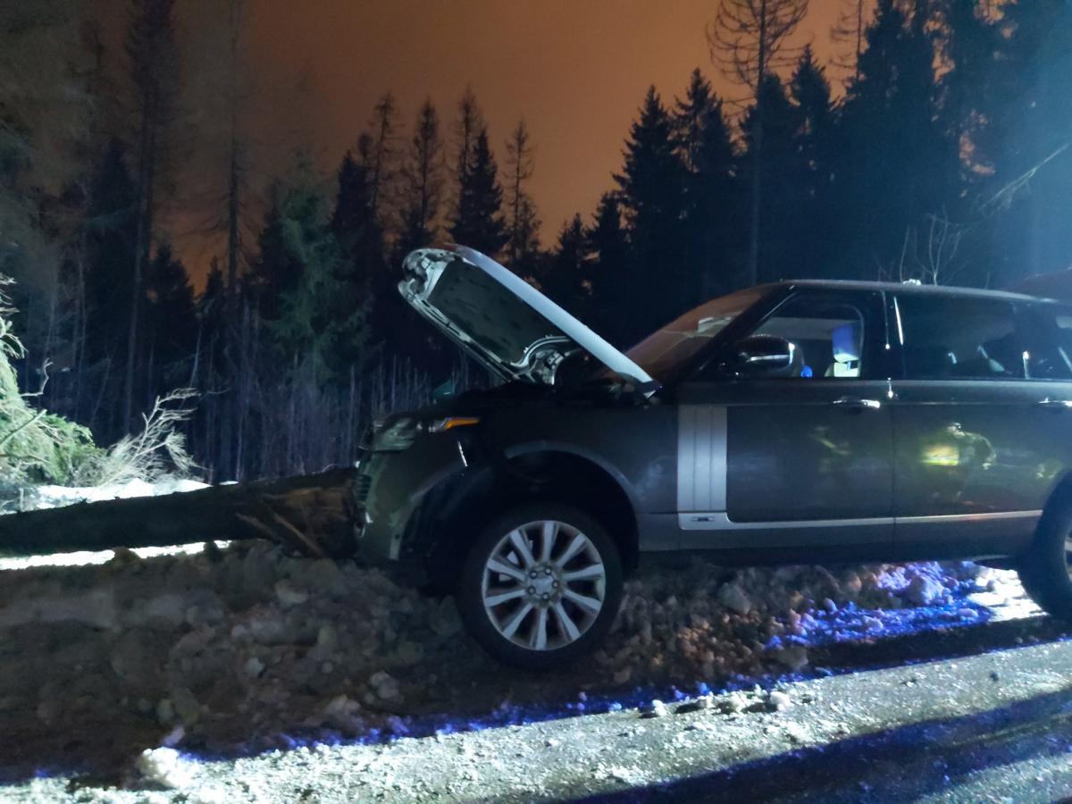 Nowe Bystre. Samochodem w drzewo (zdjęcia)