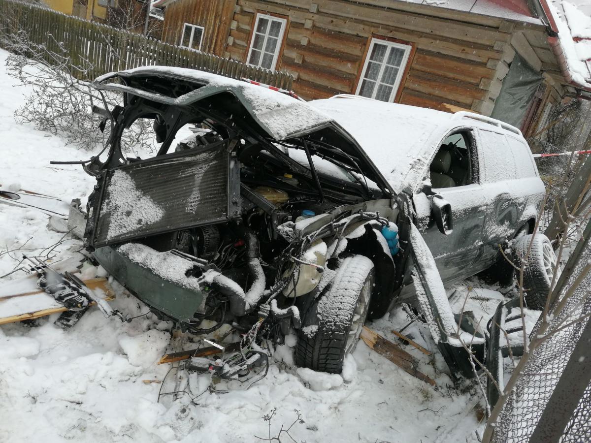 Staranował ogrodzenia i uszkodził drewniany dom - groźny wypadek w Witowie (zdjęcia)