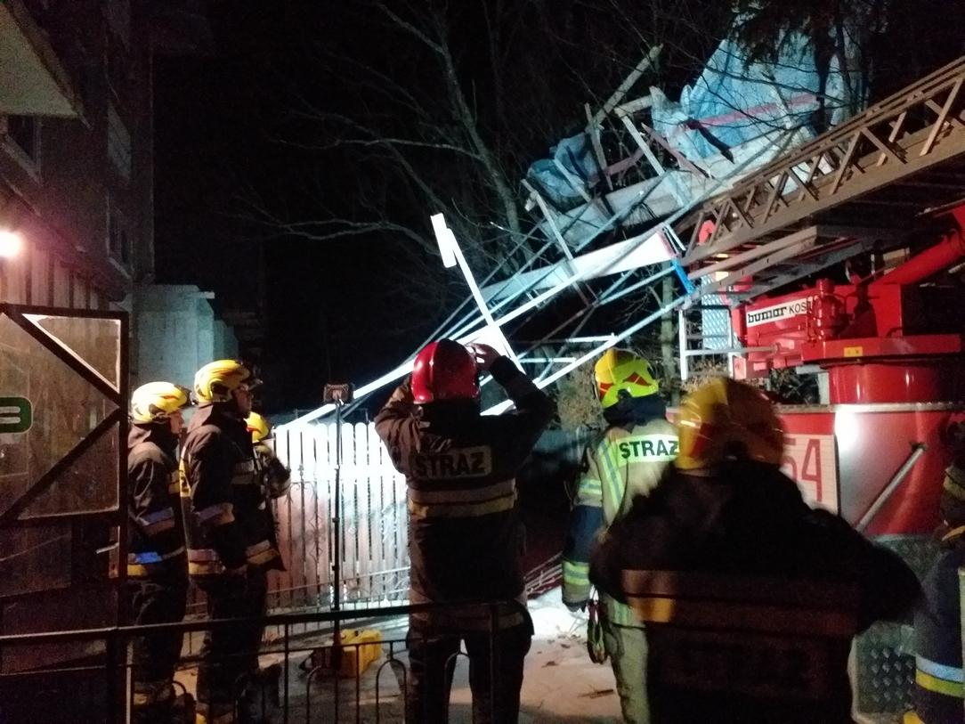 Powalone drzewa, rusztowanie, zerwane dachy i linie energetyczne - halny na Podhalu (zdjęcia)