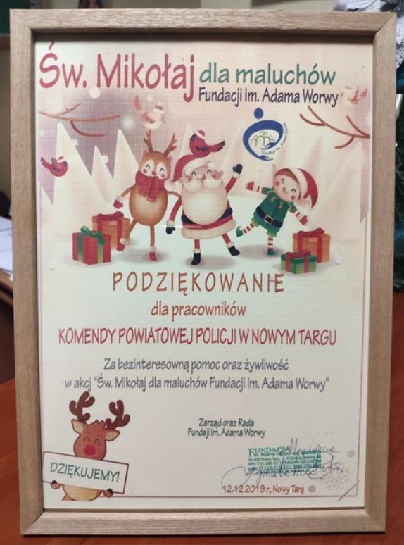 Policjanci i pracownicy nowotarskiej komendy i jednostek podległych włączyli się w akcję Św. Mikołaj dla maluchów Fundacji im. Adama Worwy