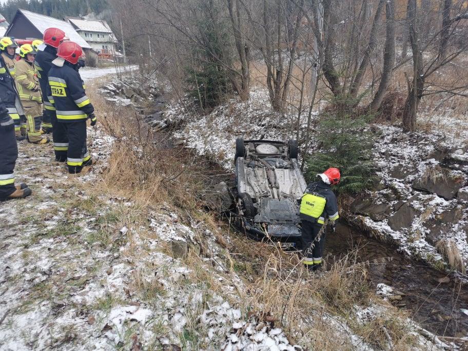 Robów. Dachowanie w potoku. (zdjęcia)