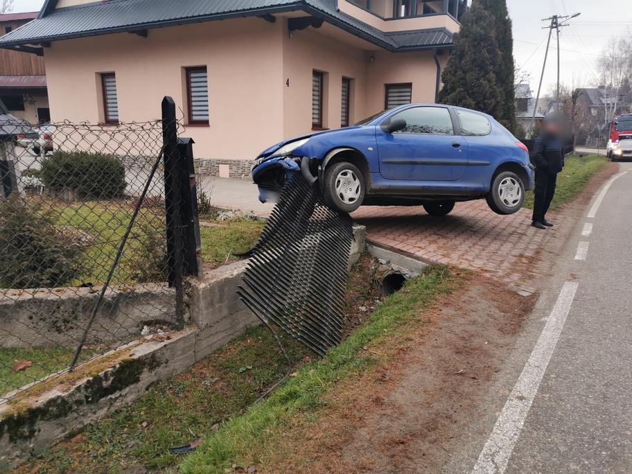 Szaflary. Samochód zatrzymał się na ogrodzeniu (zdjęcia)