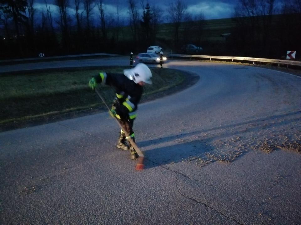 Ciche. Rozsypany pelet na drodze (zdjęcia)