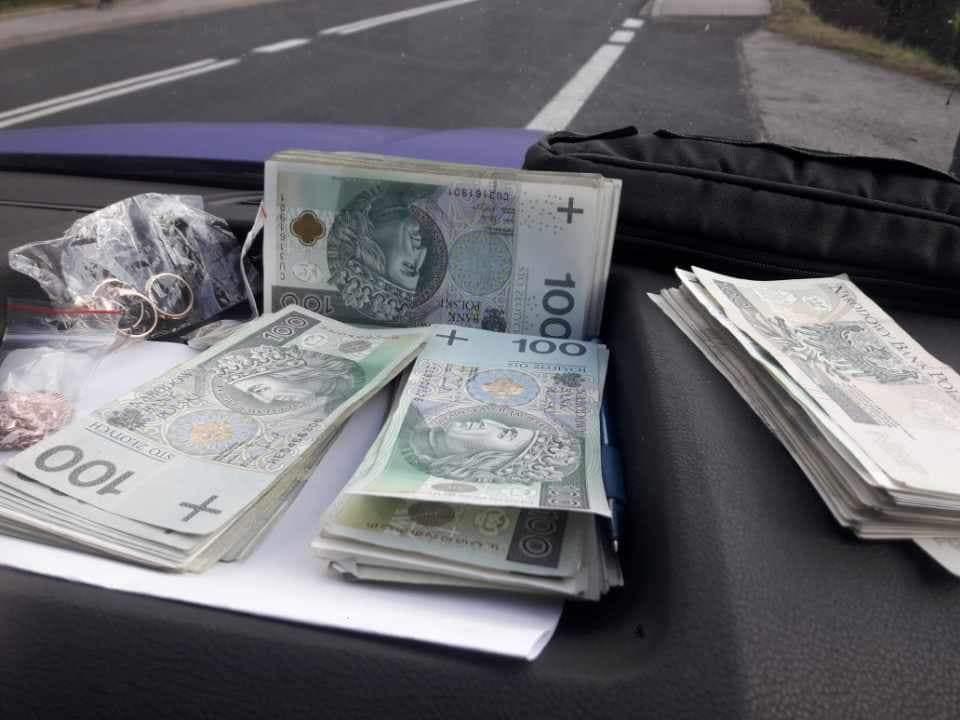 Oszukali seniorkę, dzięki szybkiej akcji policji zostali zatrzymani