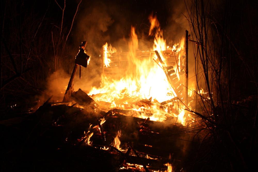 Pożar drewnianego pustostanu w Podczerwonem (zdjęcia)