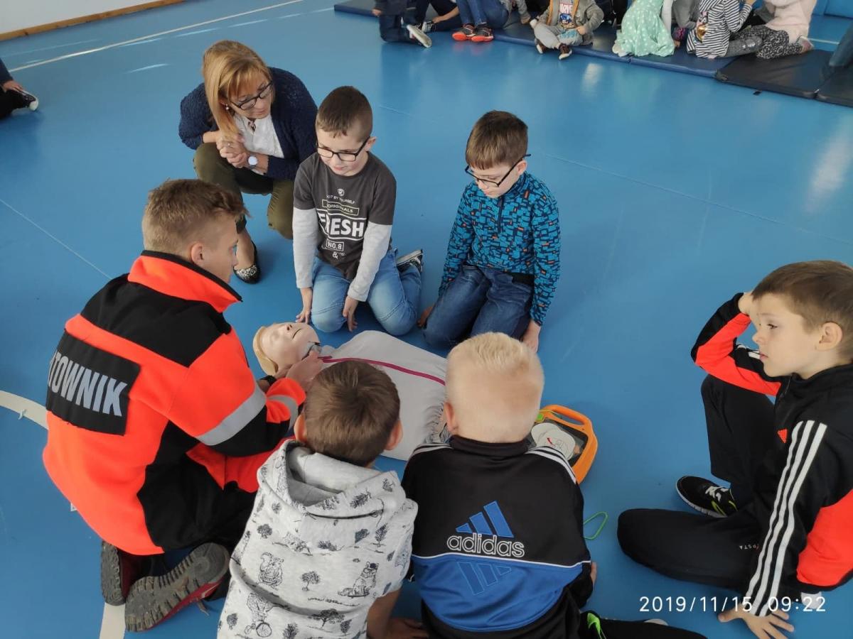 Pokaz pierwszej pomocy dla uczniów z Czarnego Dunajca (zdjęcia)
